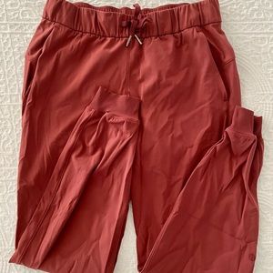 Lululemon Jogger Size 6
ON THE FLY JOGGER 28" *FULL-ON LUXTREME